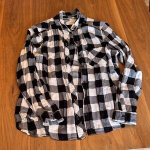 Universal Thread Black and White Plaid Women's Button Down Shirt